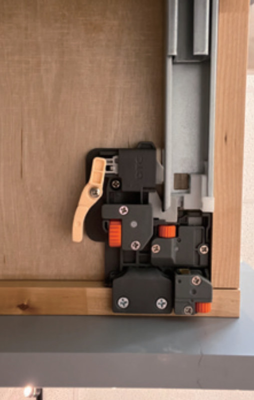 Undermount soft-close drawer glide hardware